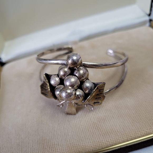 Vintage sterling silver Mexican grapes cluster cuff bracelet. Marked. Gift idea. - Picture 9 of 11